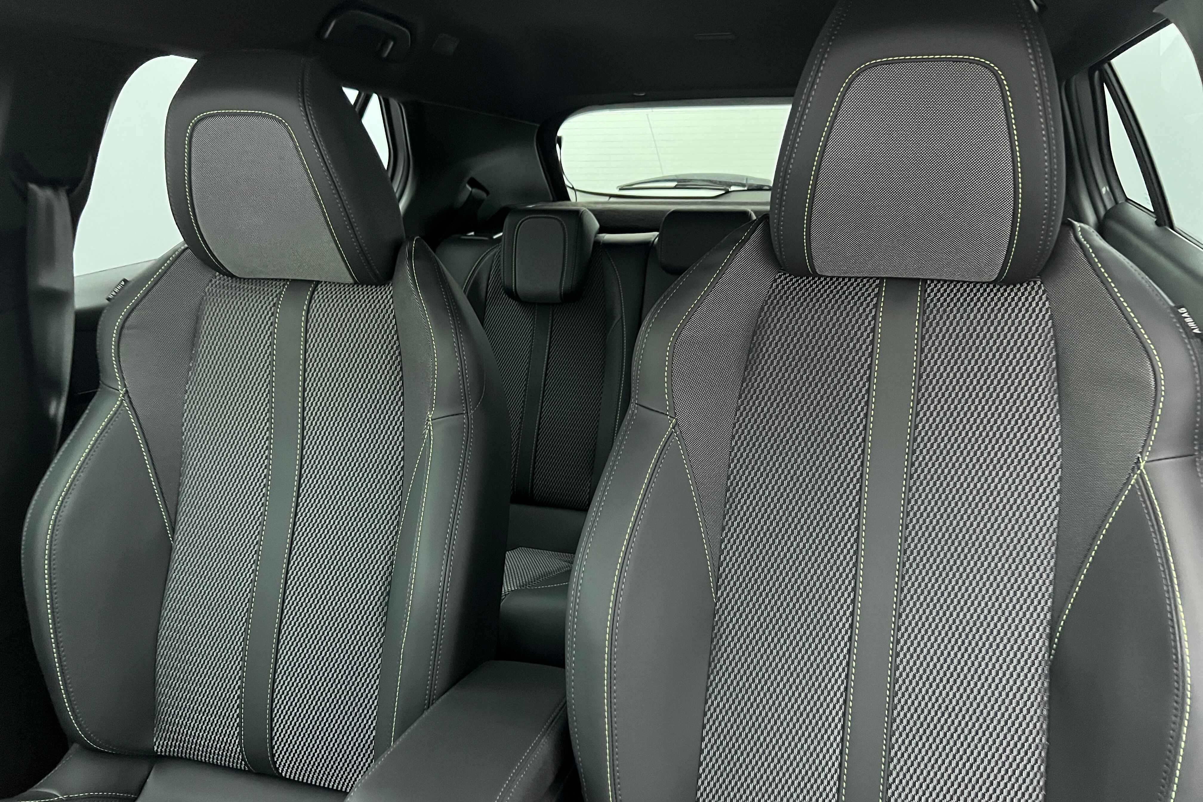 PEUGEOT 2008 SUV Hybride — photo 11