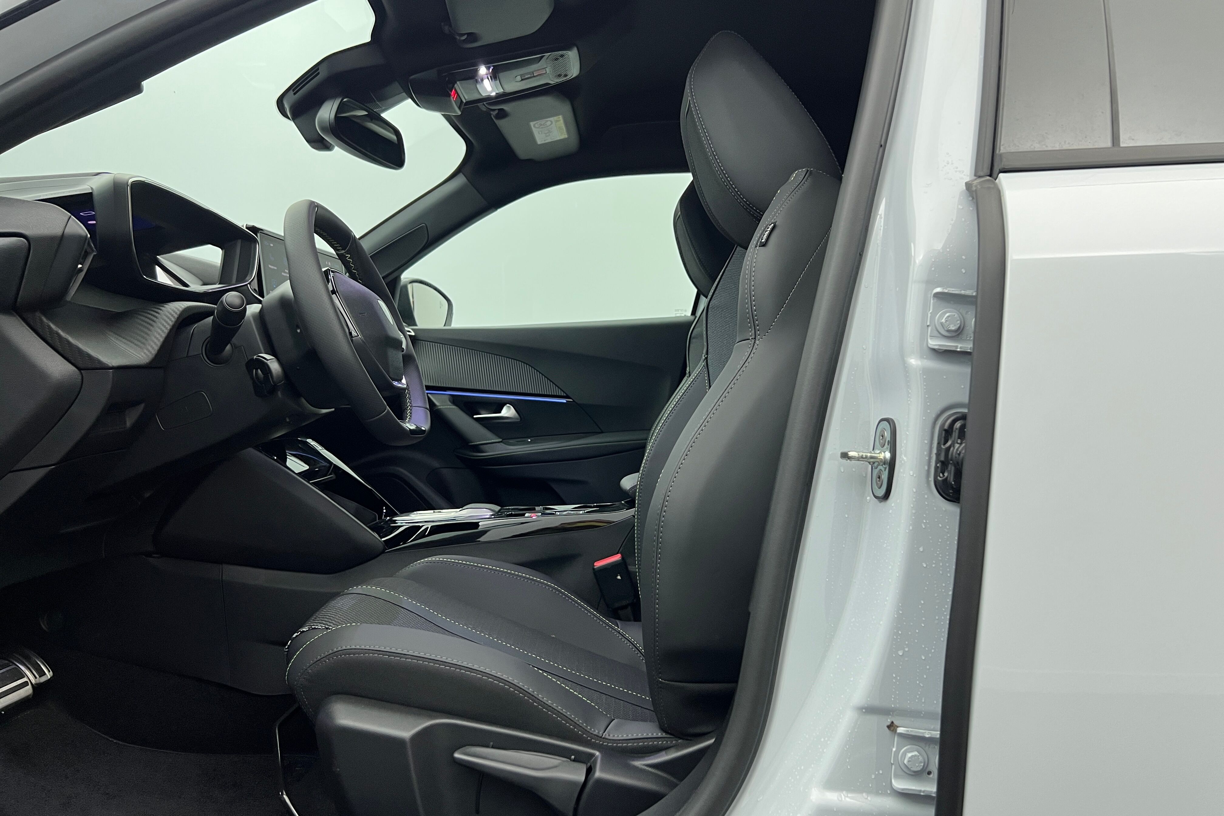 PEUGEOT 2008 SUV Hybride — photo 12