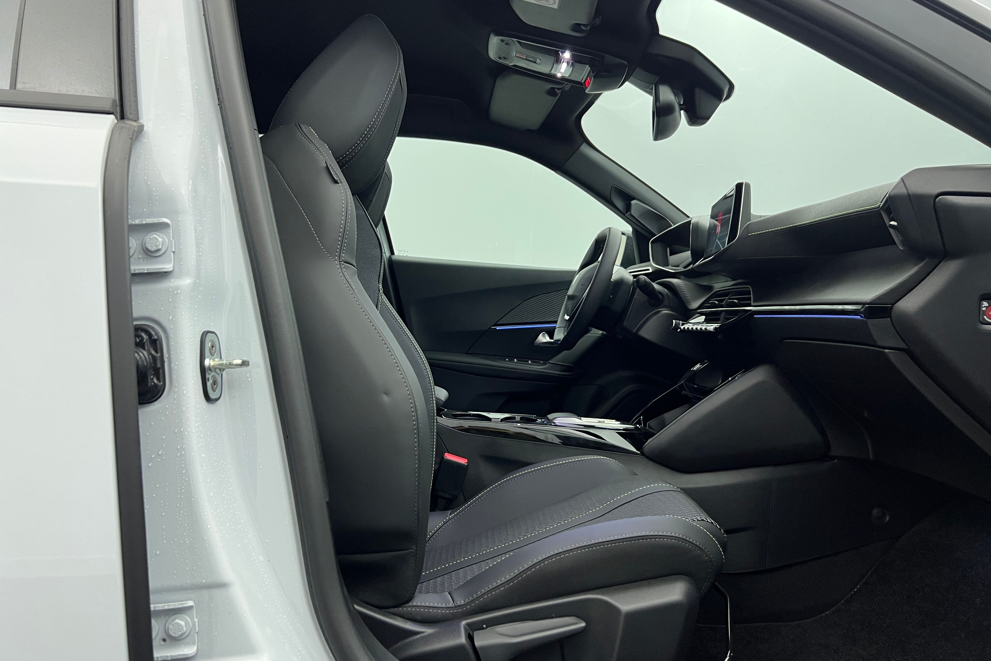 PEUGEOT 2008 SUV Hybride — photo 13