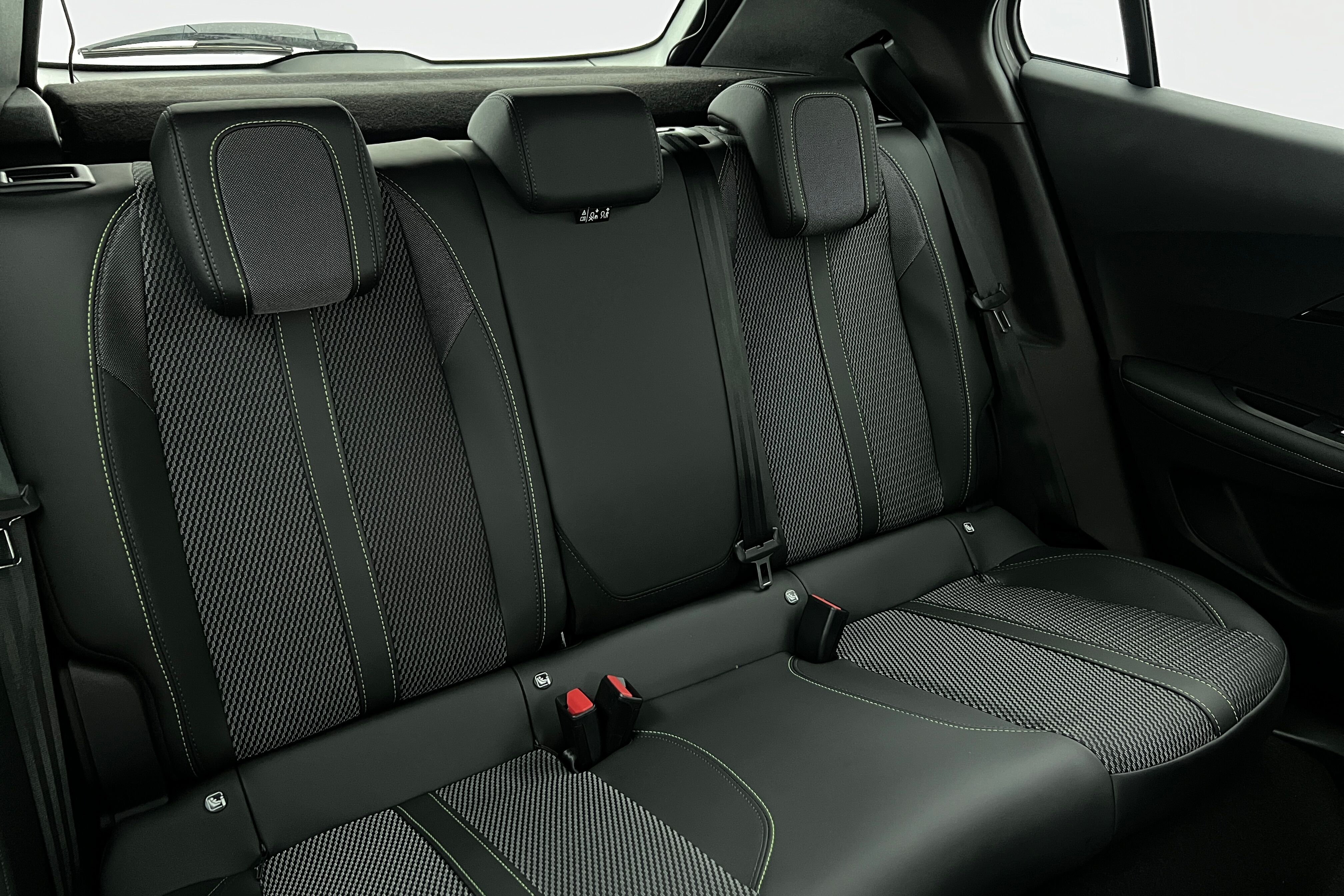 PEUGEOT 2008 SUV Hybride — photo 14