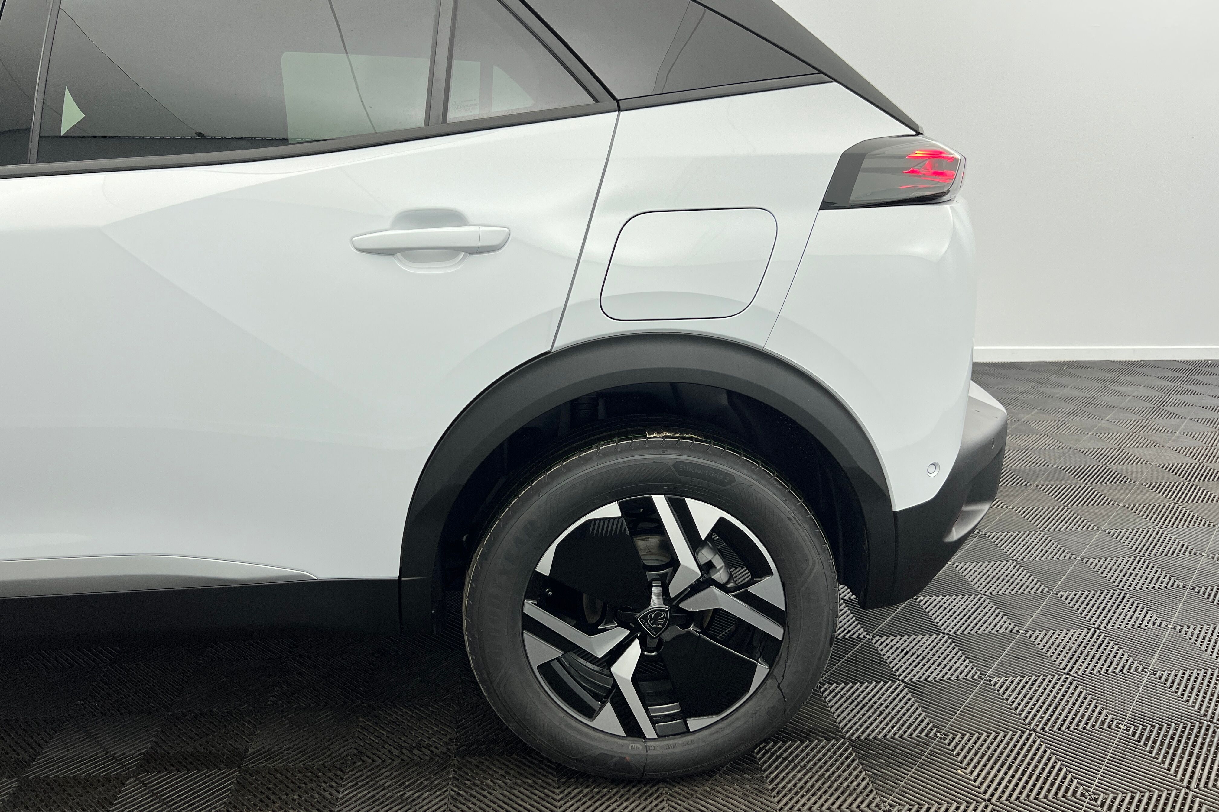 PEUGEOT 2008 SUV Hybride — photo 19
