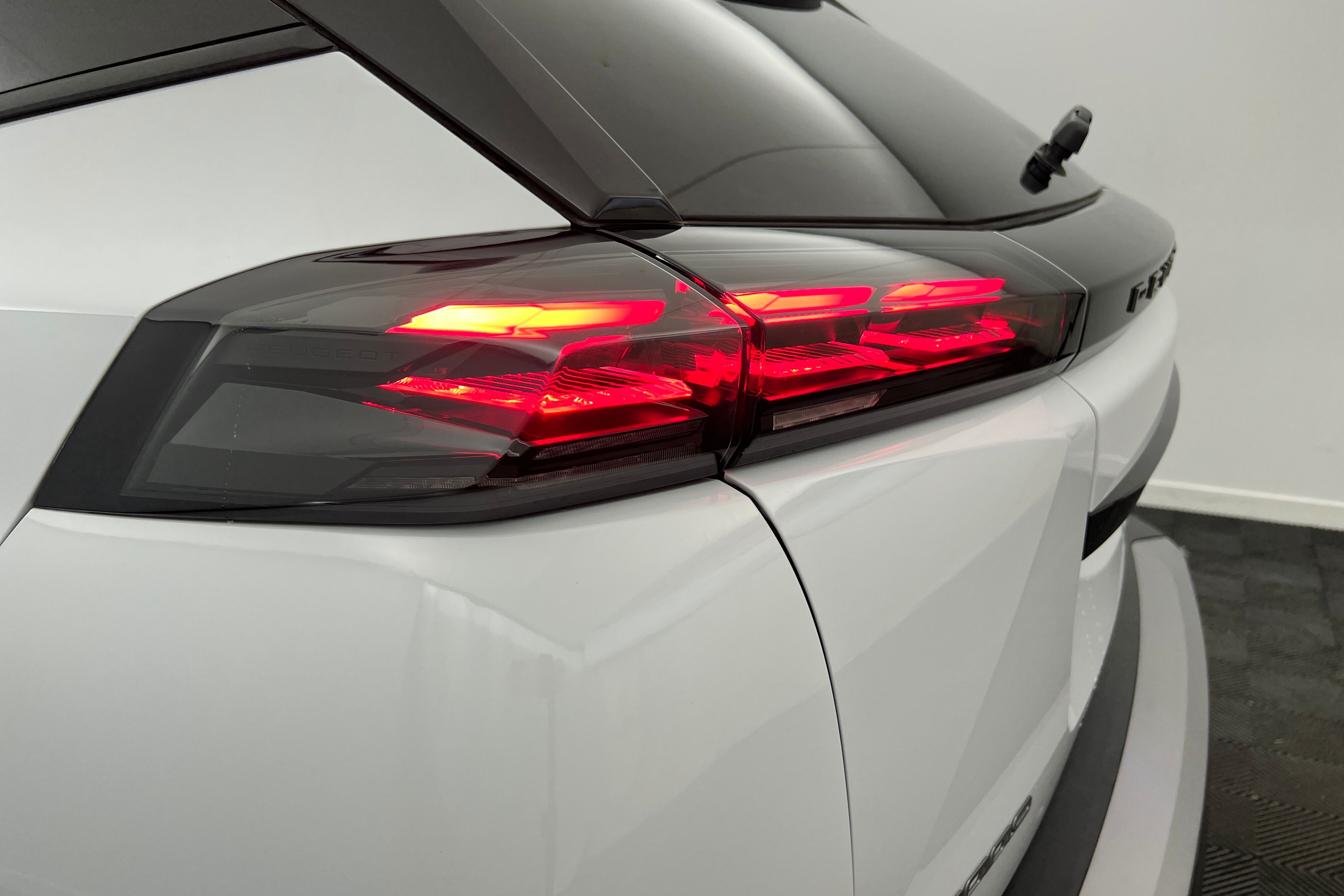 PEUGEOT 2008 SUV Hybride — photo 20