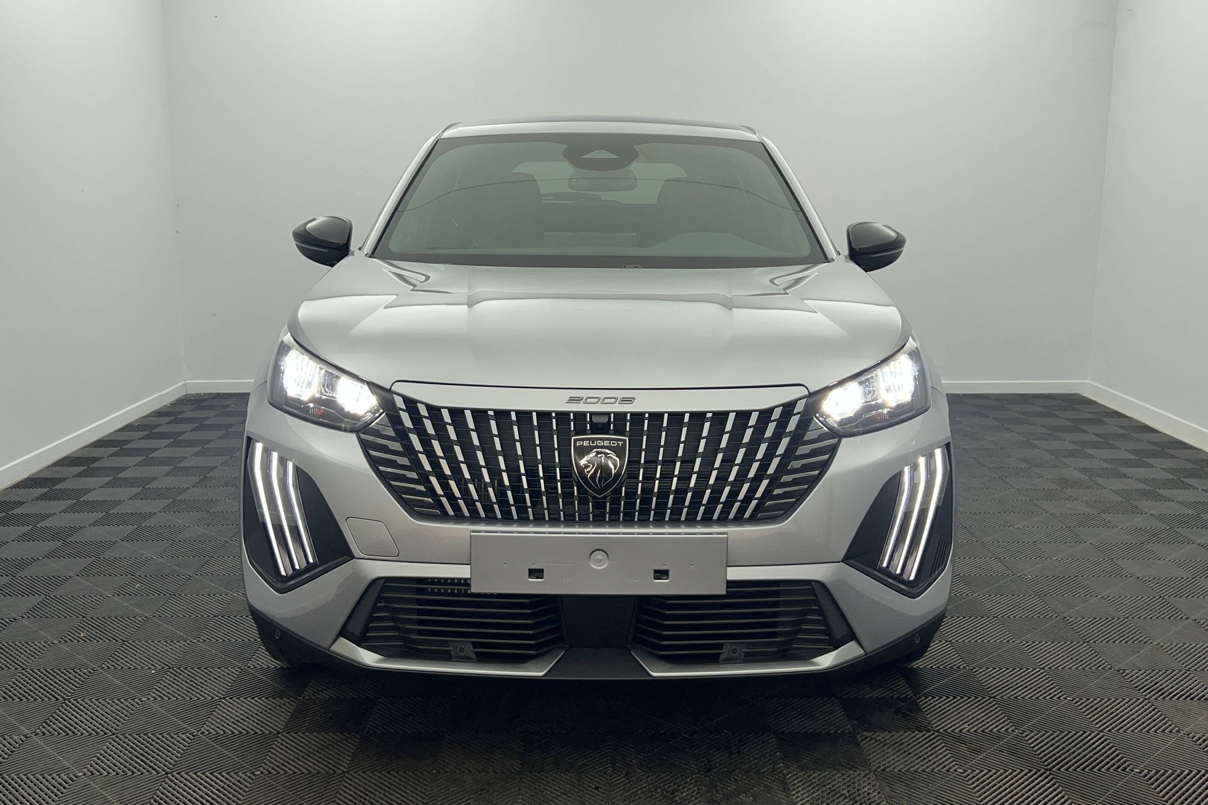 PEUGEOT 2008 SUV Hybride — photo 2