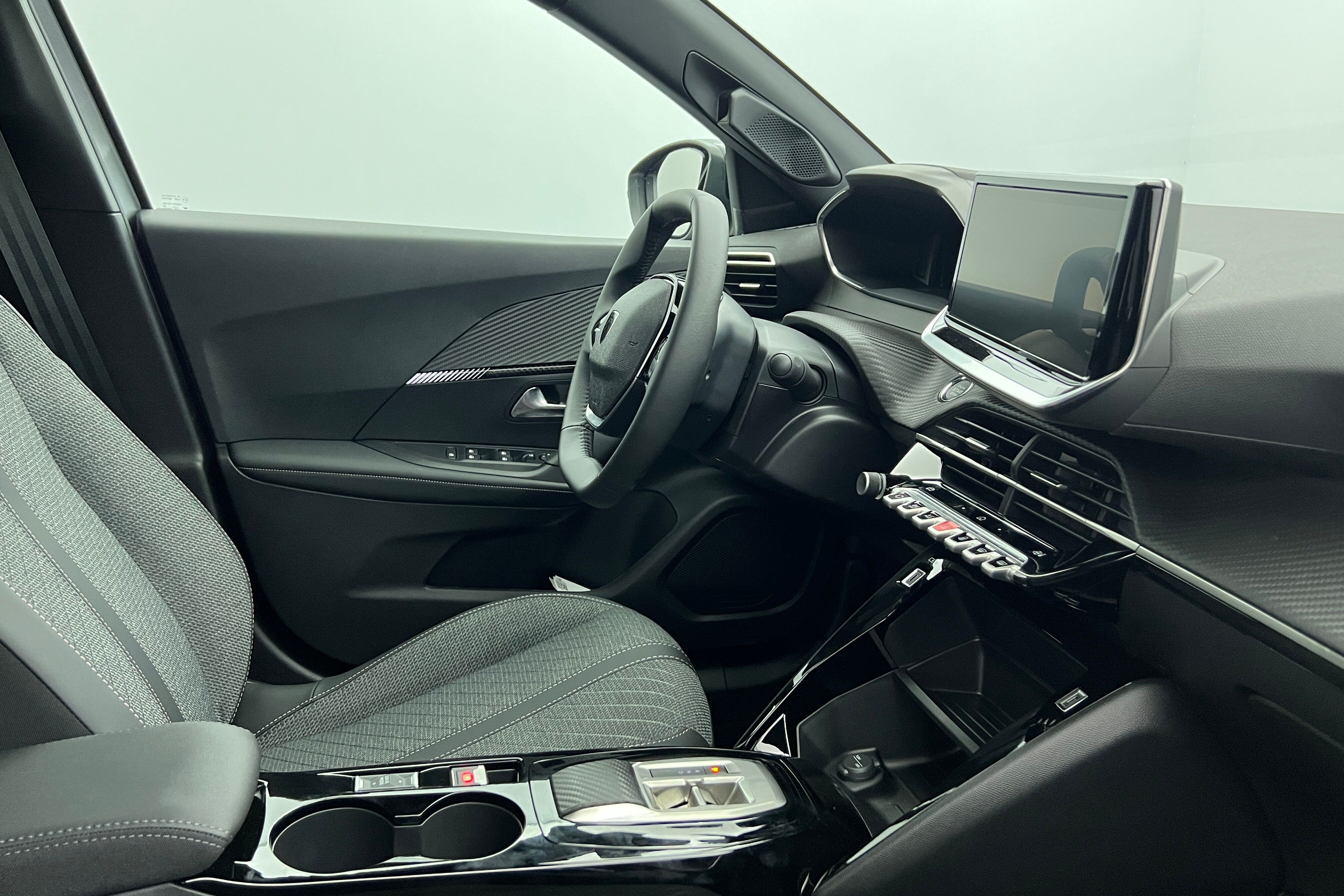 PEUGEOT 2008 SUV Hybride — photo 6