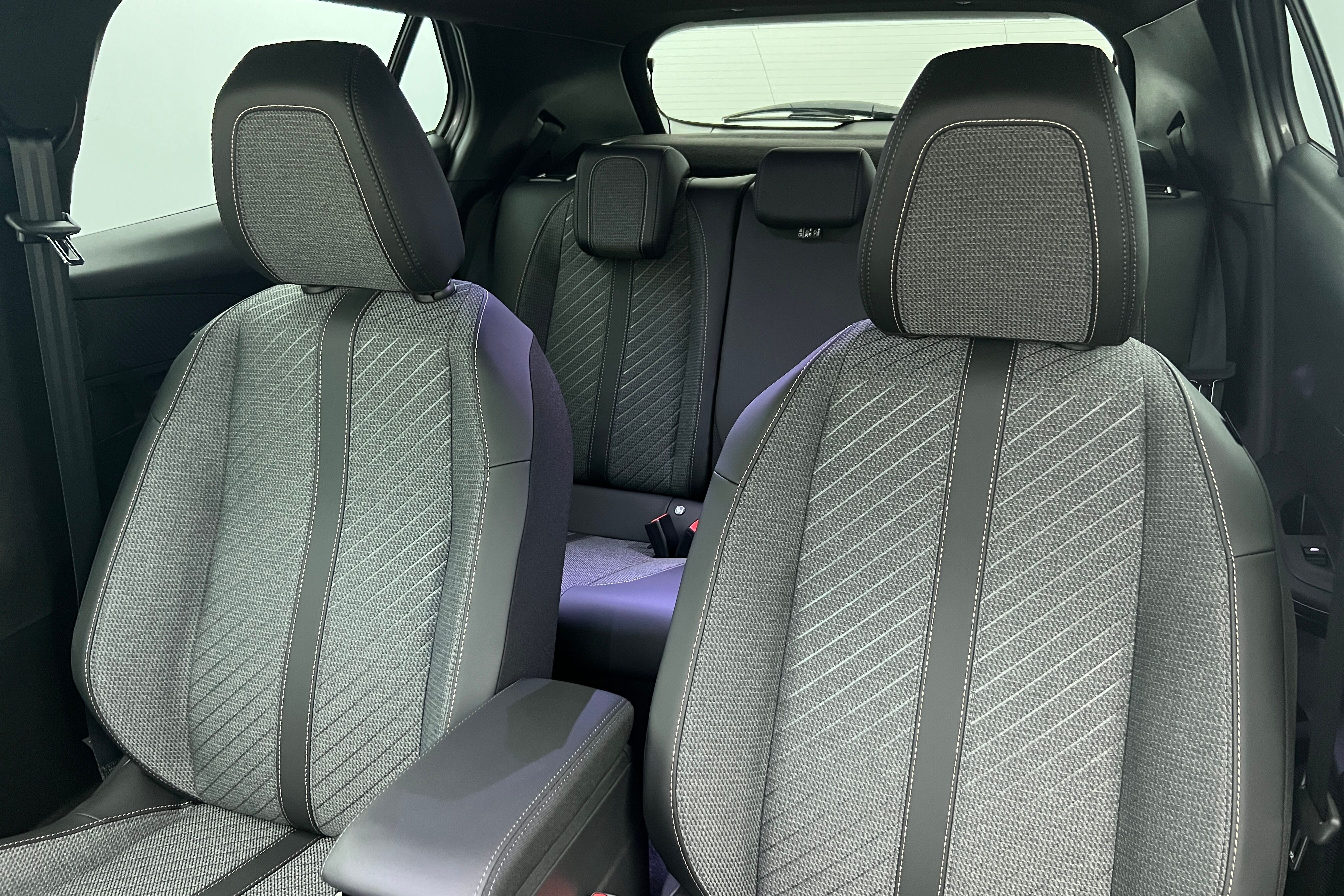 PEUGEOT 2008 SUV Hybride — photo 11