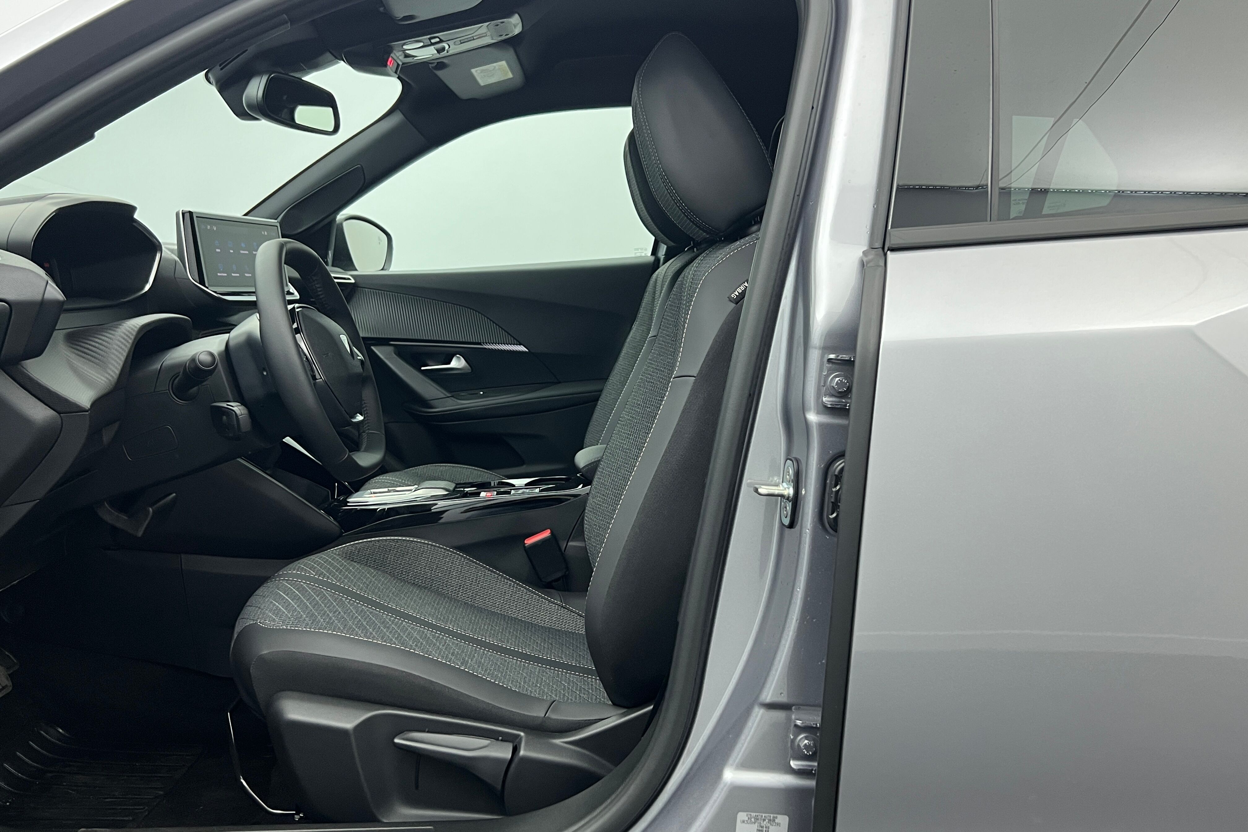PEUGEOT 2008 SUV Hybride — photo 12