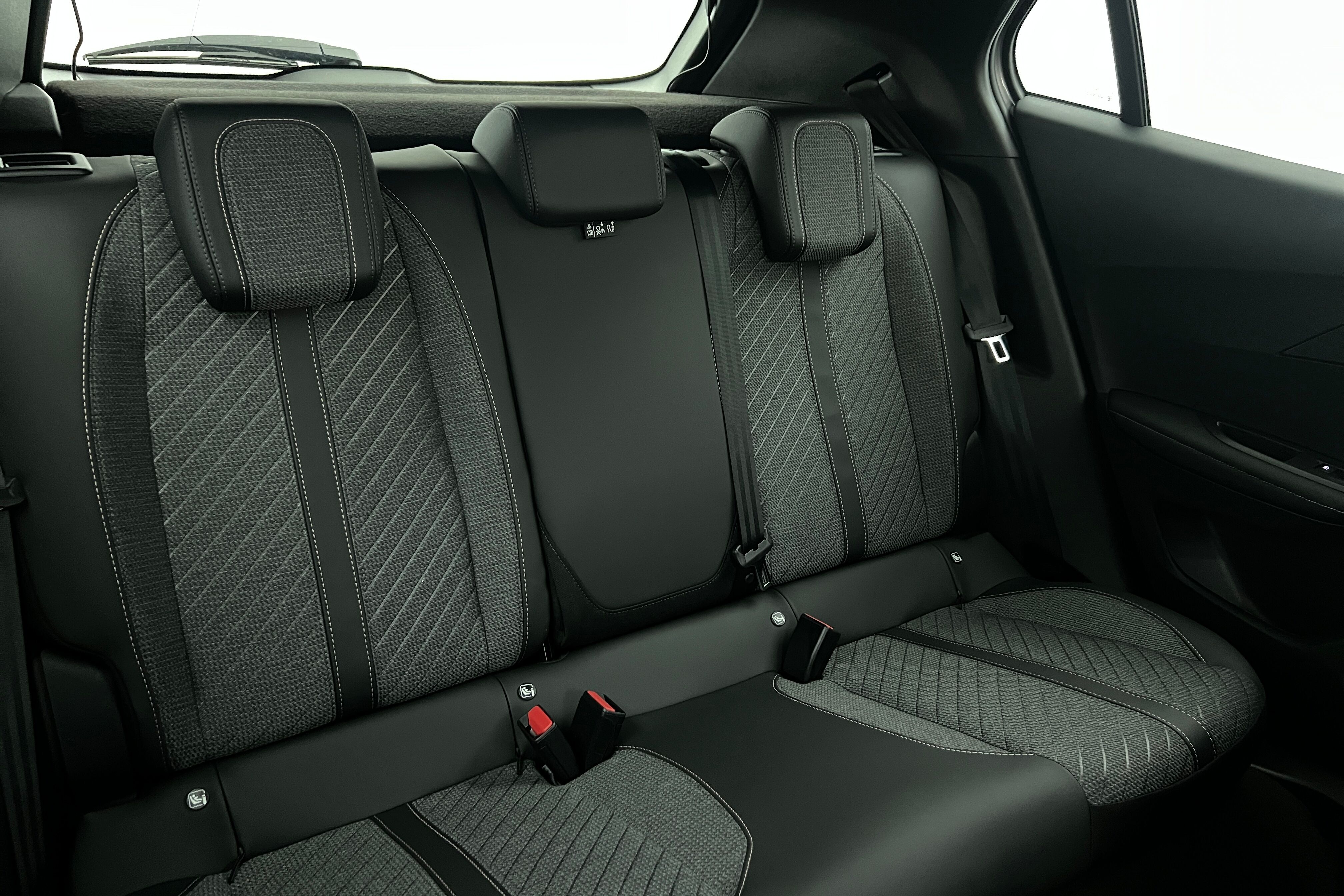 PEUGEOT 2008 SUV Hybride — photo 14