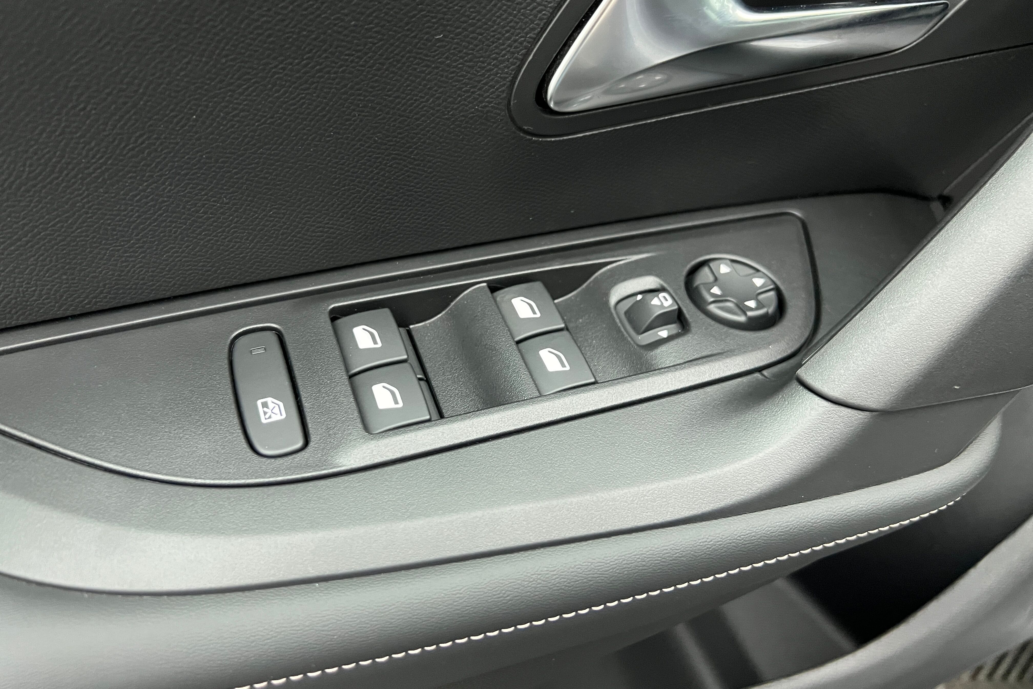 PEUGEOT 2008 SUV Hybride — photo 15