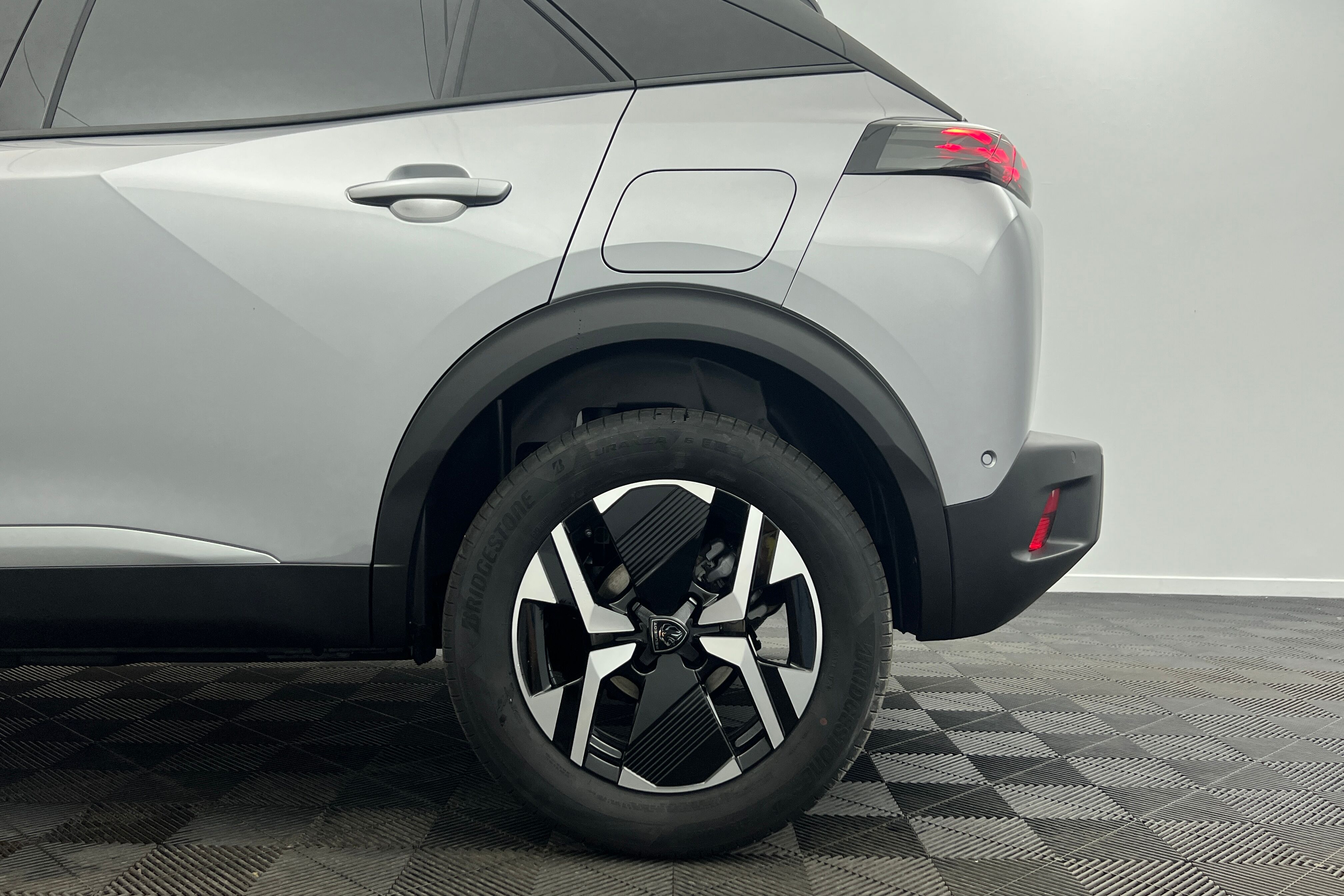 PEUGEOT 2008 SUV Hybride — photo 19