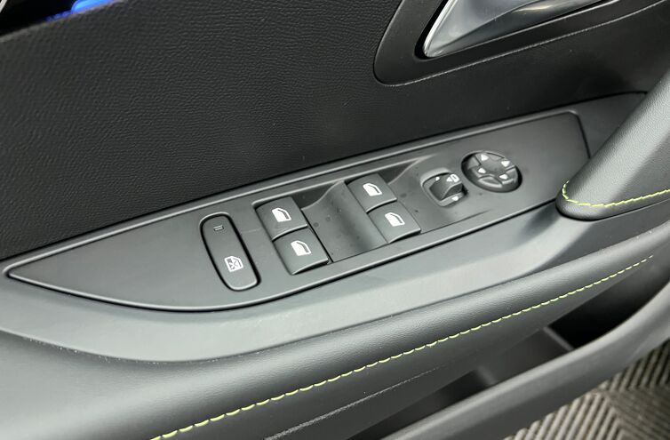 PEUGEOT 208 Berline Hybride Essence