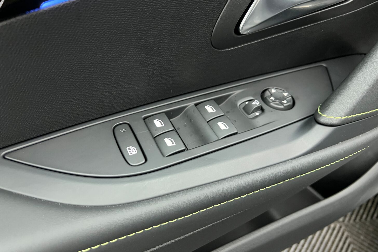 PEUGEOT 208 Berline Hybride Essence