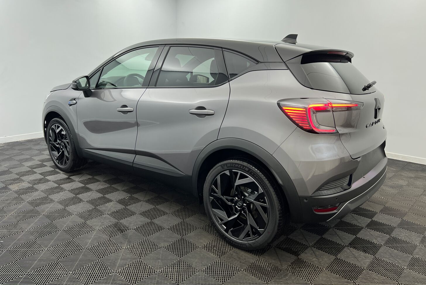 RENAULT Captur SUV Hybride Essence