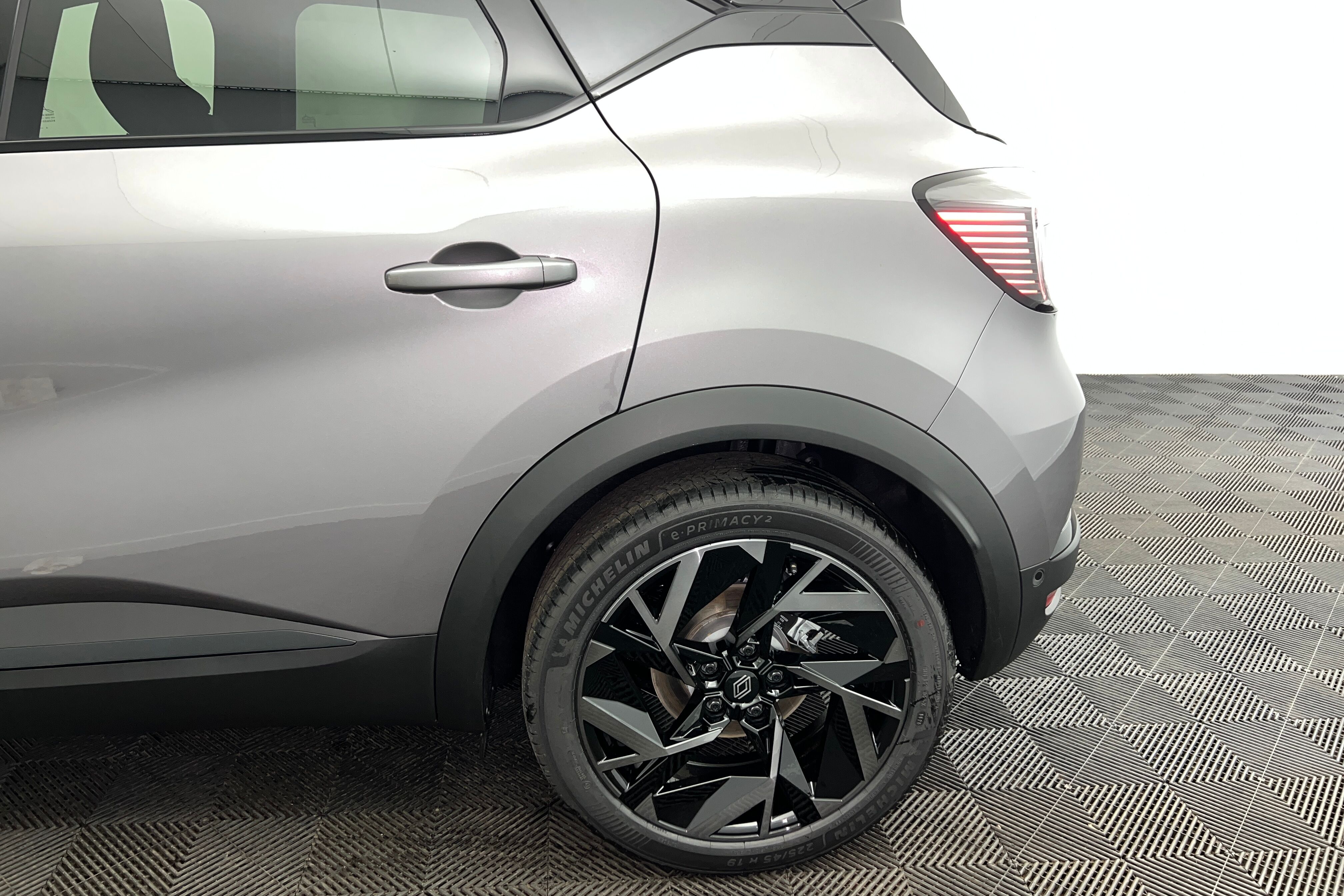 RENAULT Captur SUV Hybride — photo 19