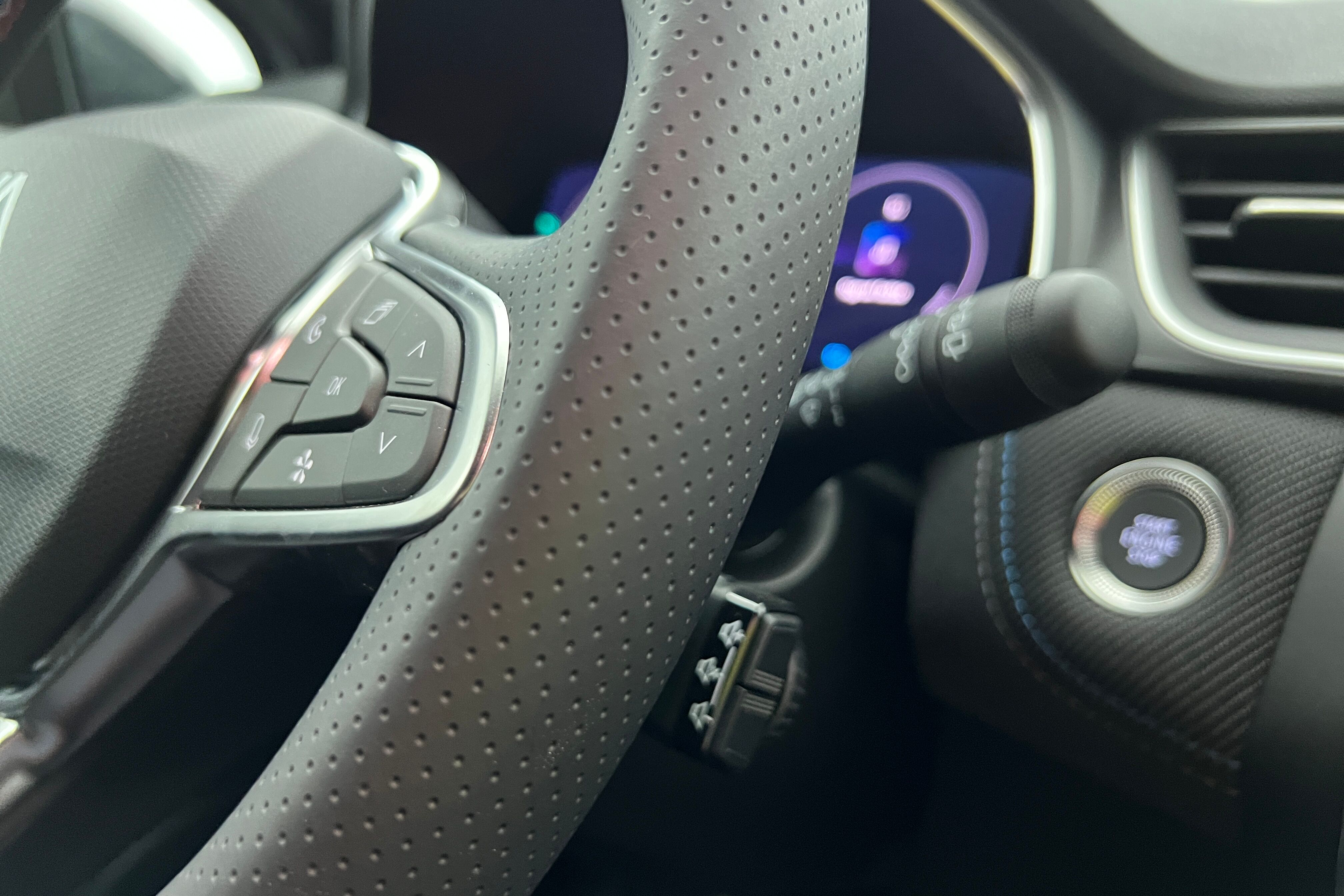 RENAULT Captur SUV Hybride — photo 17